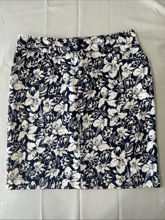 Chaps Dresses & Skirts - Chaps Classic Navy and White Floral Pencil Skirt Sz 4